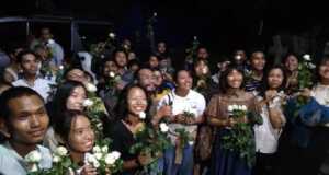 Muslim Myanmar Dilarang Salat Tarawih, Umat Budha Gelar Aksi Solidaritas Bagikan Mawar Putih