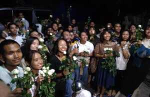 Muslim Myanmar Dilarang Salat Tarawih, Umat Budha Gelar Aksi Solidaritas Bagikan Mawar Putih