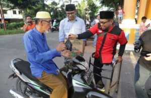 Penyandang Disabilitas Tanjungpinang Bagi-Bagi Takjil, Kami Bersyukur Maka Kami Berbagi
