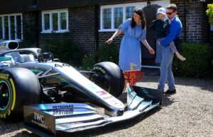 Hamilton Beri Hadiah Mobil F1 untuk Bocah Pengidap Kanker