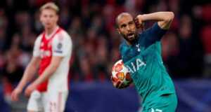 Dramatis Tottenham, Luar Biasa Moura