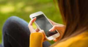 Kecanduan Main HP Bisa Bikin Tengkorak Benjol main hp