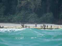 Mengenal Sentinel, Suku yang Suka Memanah Orang Asing