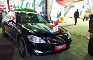 Mengapa Mobil Kepresidenan Identik Berwarna Hitam?