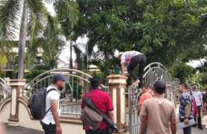 KPK Obok-Obok Rumah Nurdin Basirun di Karimun