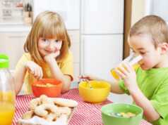 Jajanan Sehat untuk Anak, Jangan Sepelekan Rambut Anak Sedang Makan