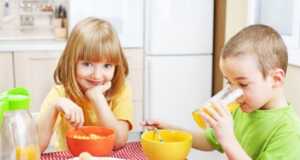 Jajanan Sehat untuk Anak, Jangan Sepelekan Rambut Anak Sedang Makan