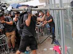 Hongkong Rusuh, Pendemo Rusak Gedung Parlemen