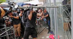 Hongkong Rusuh, Pendemo Rusak Gedung Parlemen