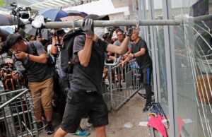 Hongkong Rusuh, Pendemo Rusak Gedung Parlemen