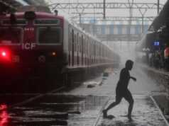800 Orang Terperangkap di Kereta Api Akibat Banjir Mumbai