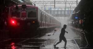 800 Orang Terperangkap di Kereta Api Akibat Banjir Mumbai