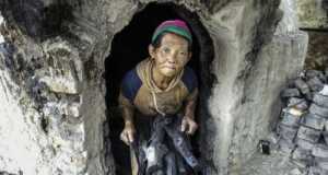 Melihat Suku Laut di Dapur Arang