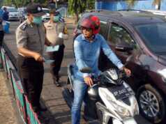 Cegah ISPA, Polres dan SMKN 3 Tanjungpinang Bagikan 5.000 Masker ke Warga