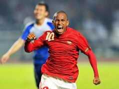 Mantan Bintang Timnas Okto Maniani Tusuk Wasit dengan Bendera Hakim Garis