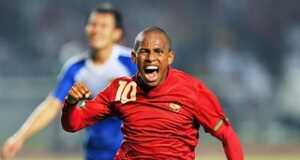 Mantan Bintang Timnas Okto Maniani Tusuk Wasit dengan Bendera Hakim Garis