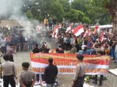 Demo di KPK Rusuh, Batu dan Botol Berterbangan
