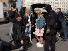 Pria Rusia Melamar Kekasihnya dengan Todongan Pistol