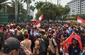 Lempar Batu Dibalas Tembakan Gas, Massa Pelajar Merangsek Masuk Gedung DPR/MPR