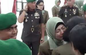 Air Mata Istri Dandim Kendari Tumpah di Acara Sertijab Suami