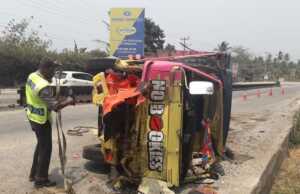 Sekeluarga Tewas Ditabrak Truk Saat Selfie di Tepi Jalan