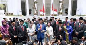 Respon Pasar Terhadap Kabinet Jokowi: IHSG Ambles, Rupiah Keok