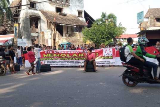 Pasar Induk Jodoh Tegang, Pedagang Bakar Ban dan Blokade Jalan