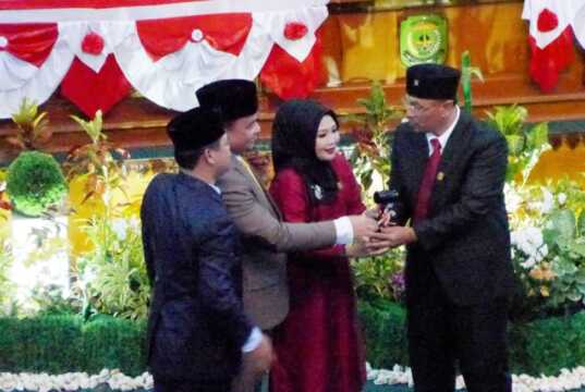 Sah, Weni Perempuan Pertama Jabat Ketua DPRD Tanjungpinang