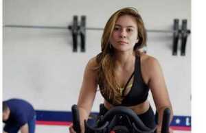 Mengintip Wulan Guritno Berjemur Saat Corona, Amboi Gayanya