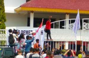 Pedagang Demo Wali Kota Batam, Emak-Emak Panjat Pagar dan Ancam Bugil