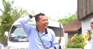 Nyamar Jadi Tukang Parkir, Anang Hermansyah Bikin Dua Mobil Tabrakan