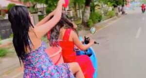 Viral, 2 Cewek Mandi di Atas Motor, Seksinya Kelewatan