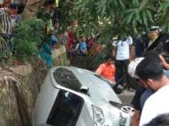 Mobil Taksi Online Nyungsep ke Parit di Tanjung Riau