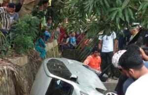 Mobil Taksi Online Nyungsep ke Parit di Tanjung Riau