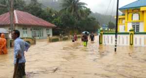 Banjir Rendam Lima Desa di Tambelan, Jalan Tertutup Sampah dan Lumpur