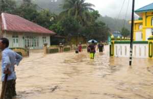 Banjir Rendam Lima Desa di Tambelan, Jalan Tertutup Sampah dan Lumpur