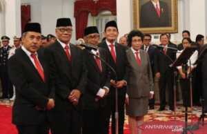 Jokowi Lantik 5 Dewan Pengawas KPK, Tumpak Ketua