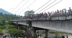 Ngeri, Balita Terjatuh dari Motor Lalu Terjepit di Lobang Jembatan