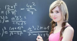 4 Zodiak Cantik dan Pintar, Cocok Jadi Pacar Idaman Ibu guru sedang mengajar