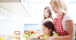 Hai Bunda, Ini Cara Agar Anak Suka Makanan Sehat? Ajak Dia Nonton Video Masak Anak Percaya Diri