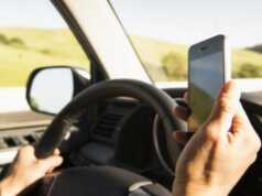 Sopir Asyik Nonton Film Porno, Truk Hantam Mobil, 3 Orang Tewas Sopir main hp