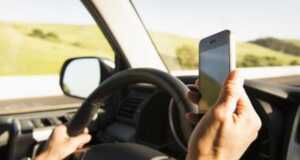 Sopir Asyik Nonton Film Porno, Truk Hantam Mobil, 3 Orang Tewas Sopir main hp