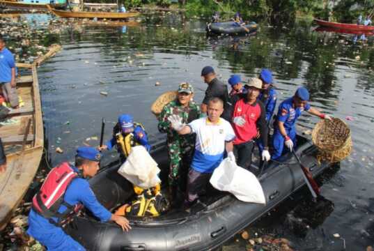DitPolairud-TNI Tanam Bakau dan Bersih-Bersih di Sungai Bengkong Batam Personel Polda Kepri dan instansi terkait membersihkan sampah di aliran sungai Bengkong Lait, Juay (21/2/20).