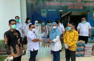 Anggota DPRD Patungan Sumbang APD dan Alkes ke RSUD Batam RSUD Embung Fatimah