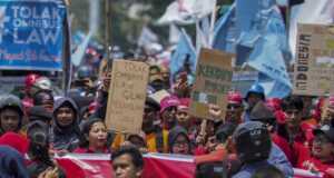 Untung Rugi RUU Omnibus Law Versi Buruh dan Pemerintah Untung Rugi Omnibus Law