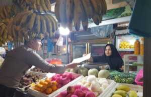 Polisi Keliling Pasar Sosialisasi Pencegahan Covid-19 di Batam Cegah Covid-19