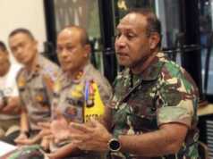 TNI dan Polisi Bentrok di Papua, Tiga Orang Tewas Tertembak Panglima Kodam XVII/Cenderawasih, Mayjen TNI Herman Asaribab