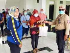 Usai Dikarantina, 60 Keluarga di Batam Terima Paket Bahan Kebutuhan Pokok Warga Batam Dikarantina