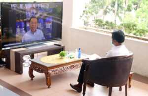 Atasi Corona, Batam Dapat Bantuan Peralatan Sanitasi dari Temasek Foundation Singapura Teleconference antara Wali Kota Batam, Muhammad Rudi dengan Dubes RI untuk Singapura, HE Ngurah Swajaya di koridor gedung Pemko Batam, Selasa (7/4/20). (F: Barakata.id/Istimewa)