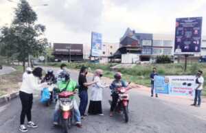 Cegah Corona, IKAPTK Batam Bagi-Bagi Masker dan Hand Sanitizer kepada Pengendara IKPTK Batam